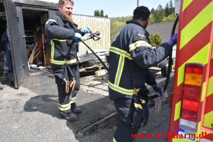 Mand satte ild på sin garage med gasbrænder. Grejsdalsvej i Vejle. 14/05-2023. kl. 11:58.