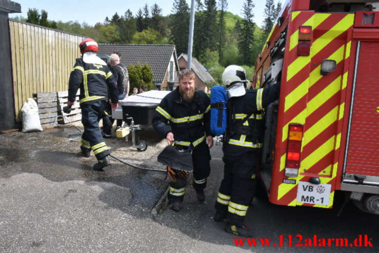 Mand satte ild på sin garage med gasbrænder. Grejsdalsvej i Vejle. 14/05-2023. kl. 11:58.