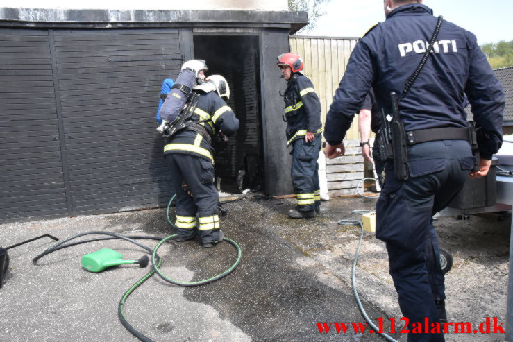 Mand satte ild på sin garage med gasbrænder. Grejsdalsvej i Vejle. 14/05-2023. kl. 11:58.