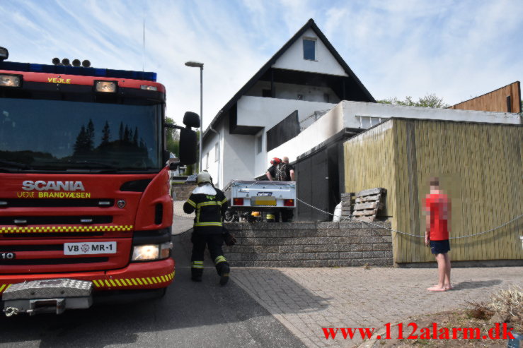 Mand satte ild på sin garage med gasbrænder. Grejsdalsvej i Vejle. 14/05-2023. kl. 11:58.