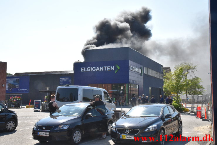 Brand i Elgiganten. Damhaven i Vejle. 11/06-2023. K. 16:01.