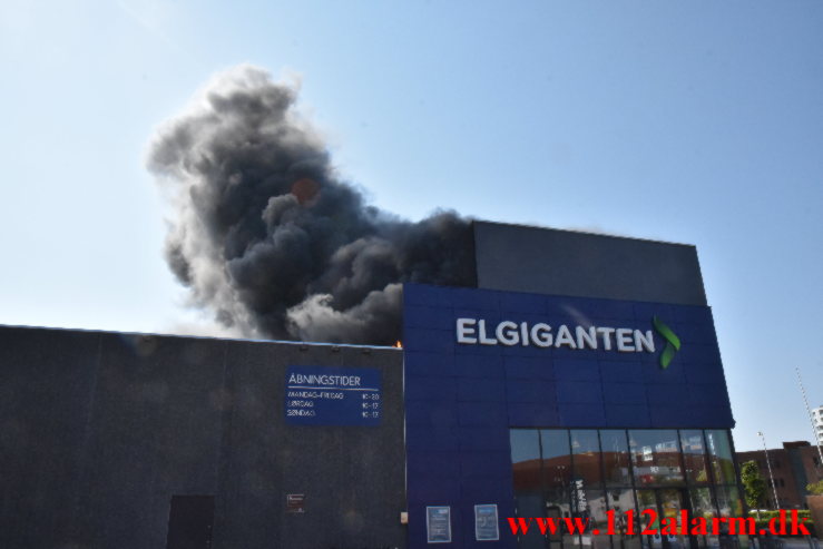 Brand i Elgiganten. Damhaven i Vejle. 11/06-2023. K. 16:01.