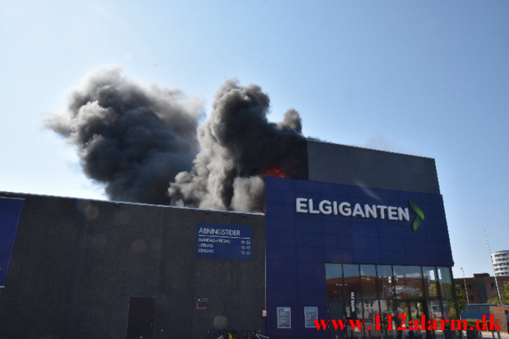 Brand i Elgiganten. Damhaven i Vejle. 11/06-2023. K. 16:01.