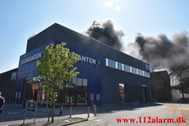 Brand i Elgiganten. Damhaven i Vejle. 11/06-2023. K. 16:01.