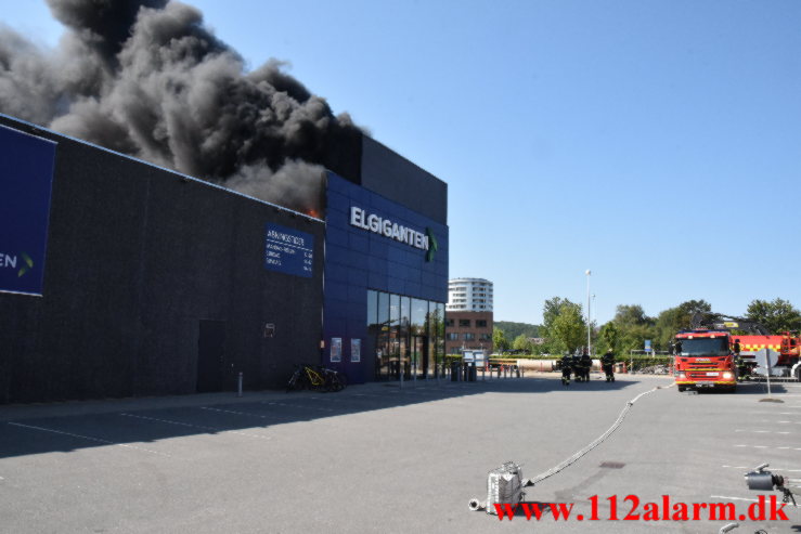 Brand i Elgiganten. Damhaven i Vejle. 11/06-2023. K. 16:01.