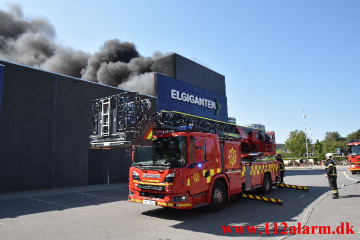 Brand i Elgiganten. Damhaven i Vejle. 11/06-2023. K. 16:01.