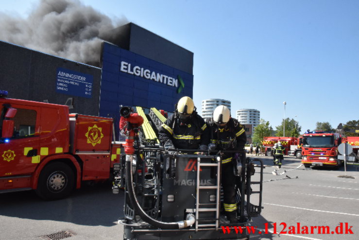 Brand i Elgiganten. Damhaven i Vejle. 11/06-2023. K. 16:01.