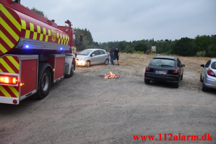 Nogle unge mænd havde lavet et bål. Sønderdalen i Vejle. 19/06-2023. KL. 21:47.