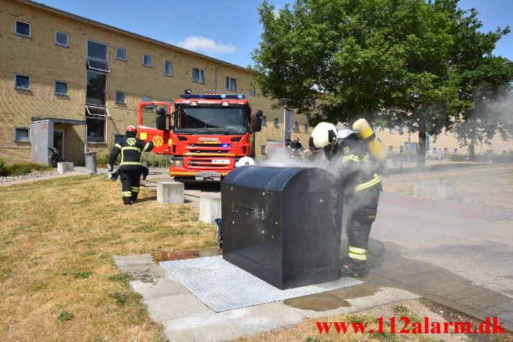 Røg fra nedgravet container. Løget Høj 77 i Vejle. 22/06-2023. Kl. 11:10.