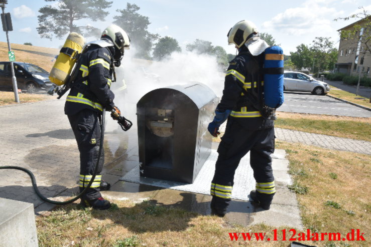 Røg fra nedgravet container. Løget Høj 77 i Vejle. 22/06-2023. Kl. 11:10.