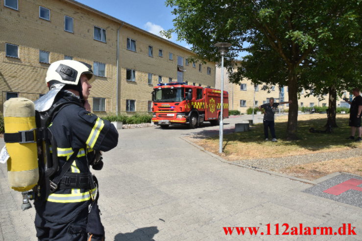 Røg fra nedgravet container. Løget Høj 77 i Vejle. 22/06-2023. Kl. 11:10.