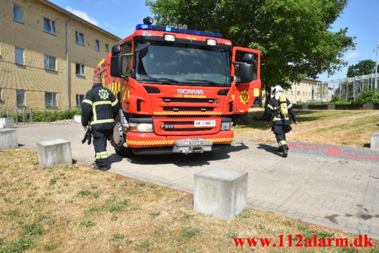 Røg fra nedgravet container. Løget Høj 77 i Vejle. 22/06-2023. Kl. 11:10.