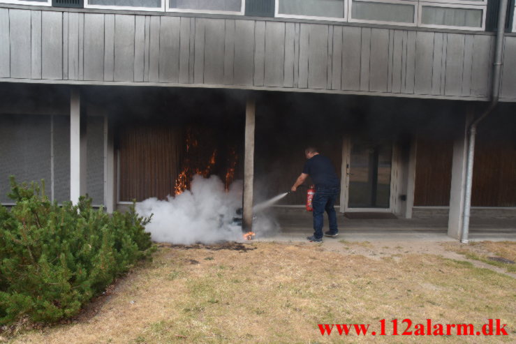 Ild i knallert. Løget Høj 12 i Vejle. 24/06-2023. Kl. 17:17.