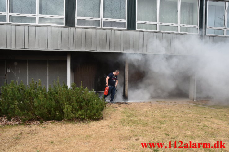 Ild i knallert. Løget Høj 12 i Vejle. 24/06-2023. Kl. 17:17.