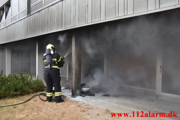 Ild i knallert. Løget Høj 12 i Vejle. 24/06-2023. Kl. 17:17.