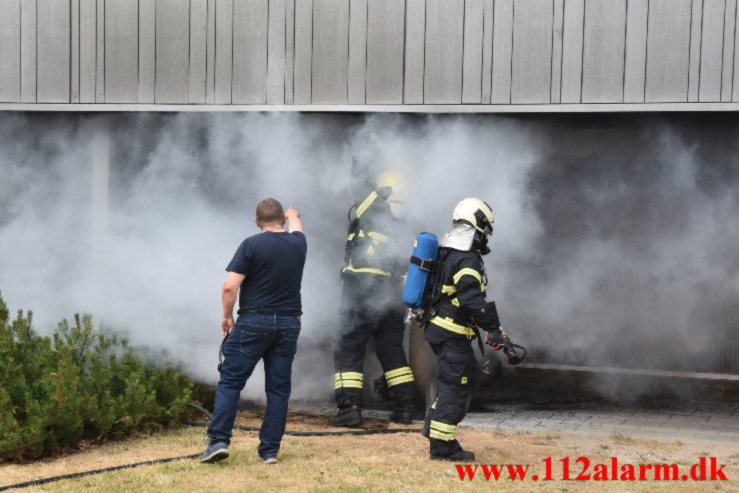 Ild i knallert. Løget Høj 12 i Vejle. 24/06-2023. Kl. 17:17.