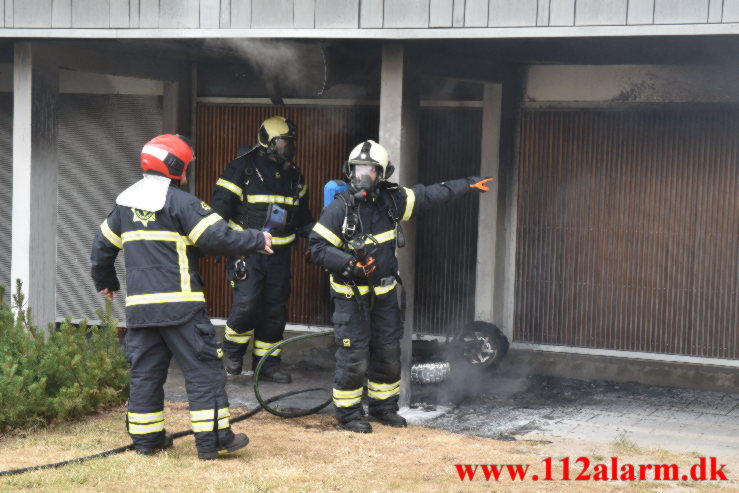 Ild i knallert. Løget Høj 12 i Vejle. 24/06-2023. Kl. 17:17.