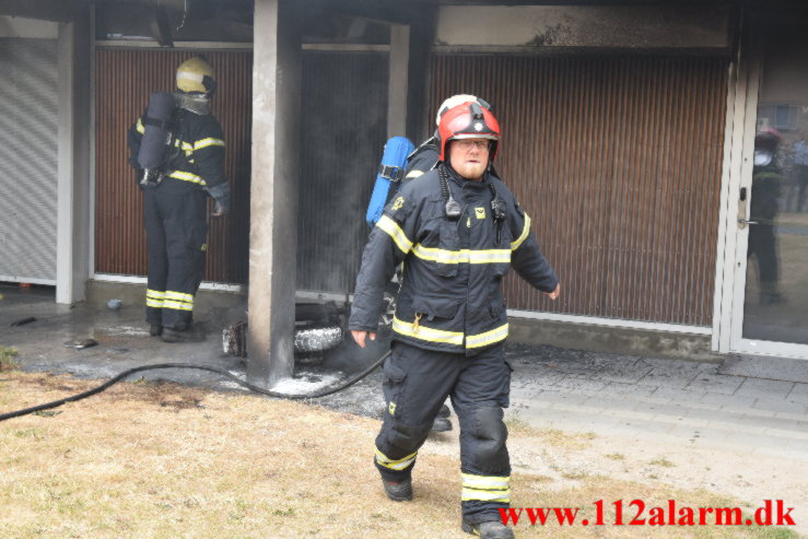 Ild i knallert. Løget Høj 12 i Vejle. 24/06-2023. Kl. 17:17.