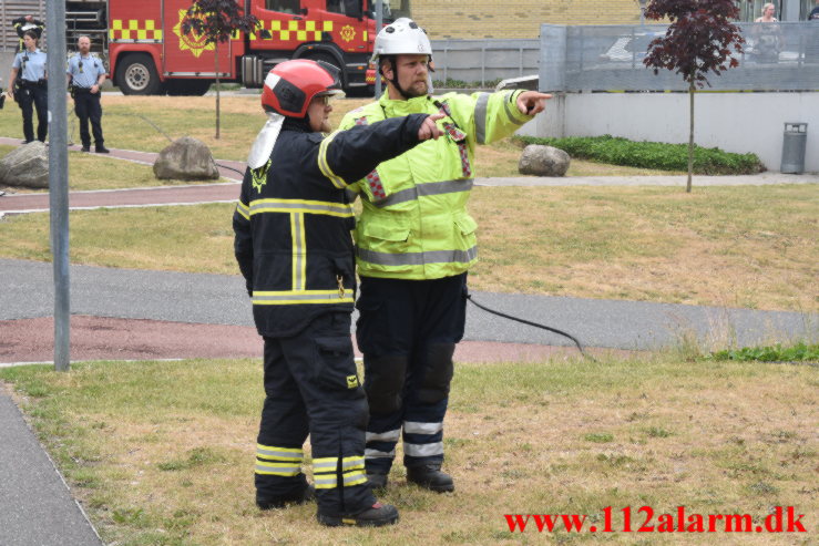 Ild i knallert. Løget Høj 12 i Vejle. 24/06-2023. Kl. 17:17.