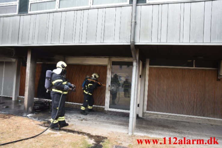 Ild i knallert. Løget Høj 12 i Vejle. 24/06-2023. Kl. 17:17.