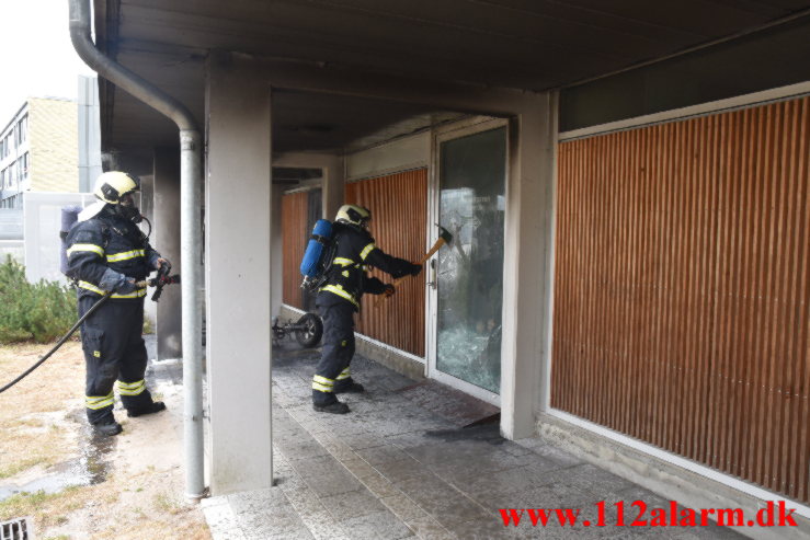 Ild i knallert. Løget Høj 12 i Vejle. 24/06-2023. Kl. 17:17.