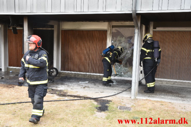 Ild i knallert. Løget Høj 12 i Vejle. 24/06-2023. Kl. 17:17.