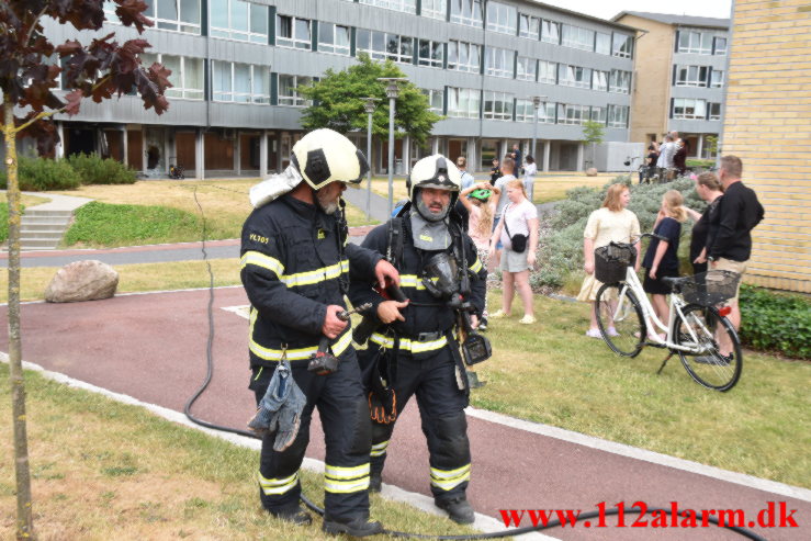 Ild i knallert. Løget Høj 12 i Vejle. 24/06-2023. Kl. 17:17.