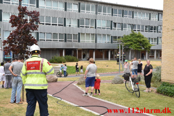 Ild i knallert. Løget Høj 12 i Vejle. 24/06-2023. Kl. 17:17.