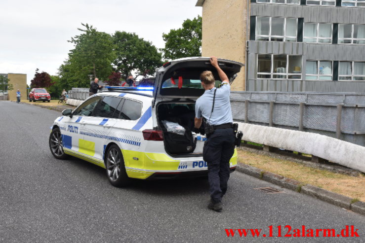 Ild i knallert. Løget Høj 12 i Vejle. 24/06-2023. Kl. 17:17.