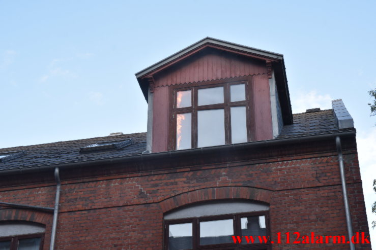 Flammer i soveværelset. Langelinie 18 i Vejle. 3/07-2023. Kl. 20:20.