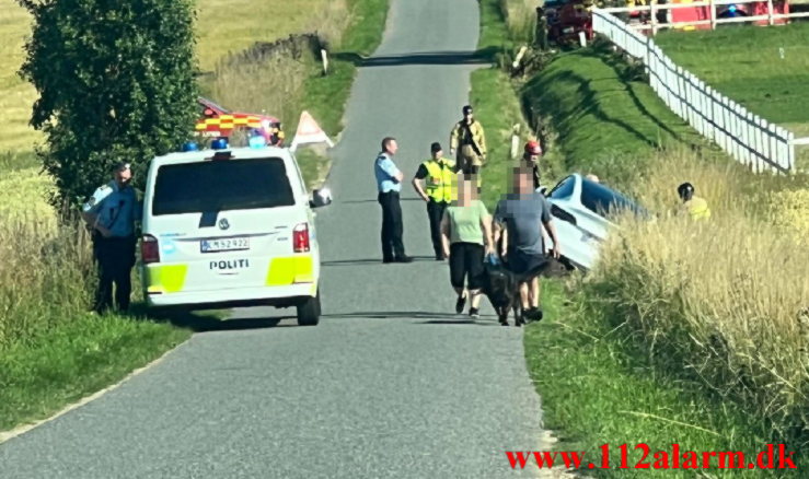 Tesla ende i grøften. Hostrupvej ved Hedensted. 08/07-2023. Kl.17:31.