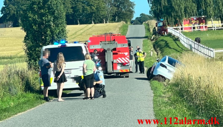 Tesla ende i grøften. Hostrupvej ved Hedensted. 08/07-2023. Kl.17:31.