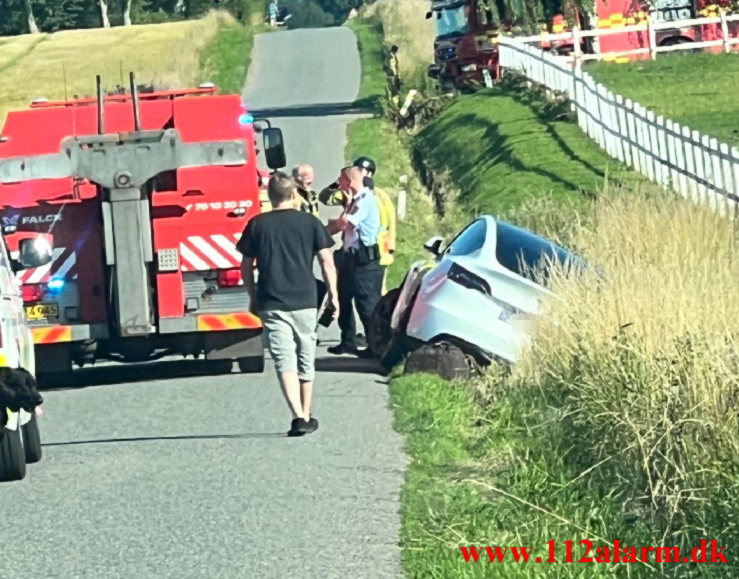 Tesla ende i grøften. Hostrupvej ved Hedensted. 08/07-2023. Kl.17:31.