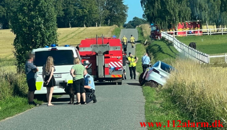 Tesla ende i grøften. Hostrupvej ved Hedensted. 08/07-2023. Kl.17:31.