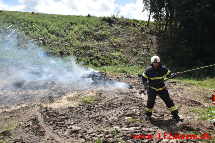 Naturbrand / Halmstak. Vingstedvej ved Bredsten. 17/06-2023. KL. 12:42.