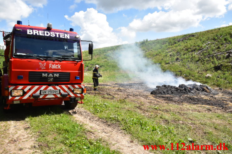 Naturbrand / Halmstak. Vingstedvej ved Bredsten. 17/06-2023. KL. 12:42.