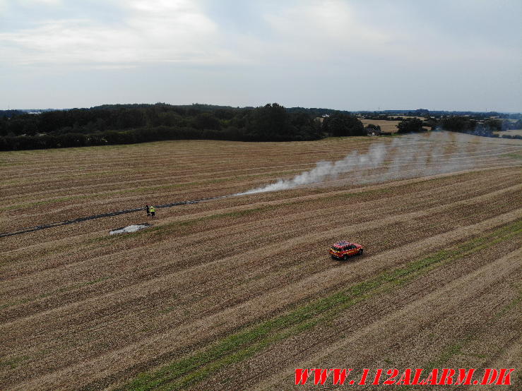 Røg fra en mark. Løballevej ved Håstrup. 19/08-2023. Kl. 13:16.