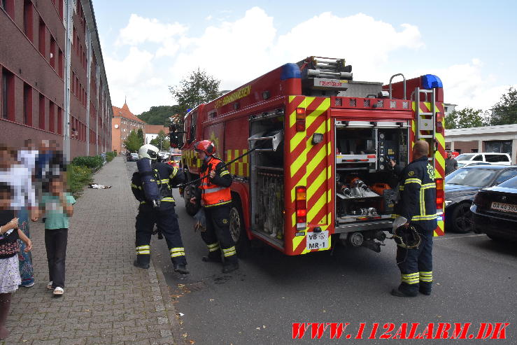 Ild i Køkken. Skolegade 44 i Vejle. 21/08-2023. KL. 15:48.