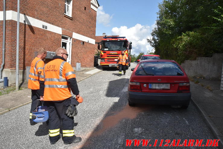 Personbil lækket benzin. Mølholmvej i Vejle. 21/08-2023. Kl. 13:12.