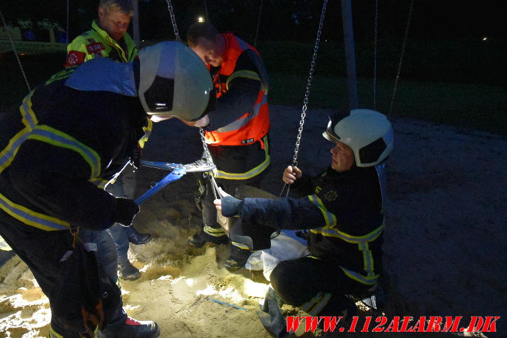 Sad fast i en babygynge. Peder Breths Vej i Børkop. 25/08-2023. Kl. 20:49.