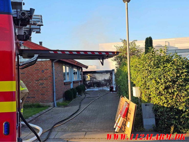 Voldsomt brand i carport. Tonysalle i Hedensted. 04/009-2023. KL. 18:37.