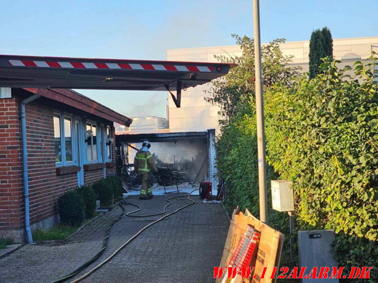 Voldsomt brand i carport. Tonysalle i Hedensted. 04/009-2023. KL. 18:37.