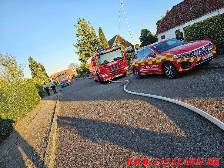 Voldsomt brand i carport. Tonysalle i Hedensted. 04/009-2023. KL. 18:37.