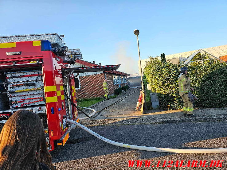 Voldsomt brand i carport. Tonysalle i Hedensted. 04/009-2023. KL. 18:37.