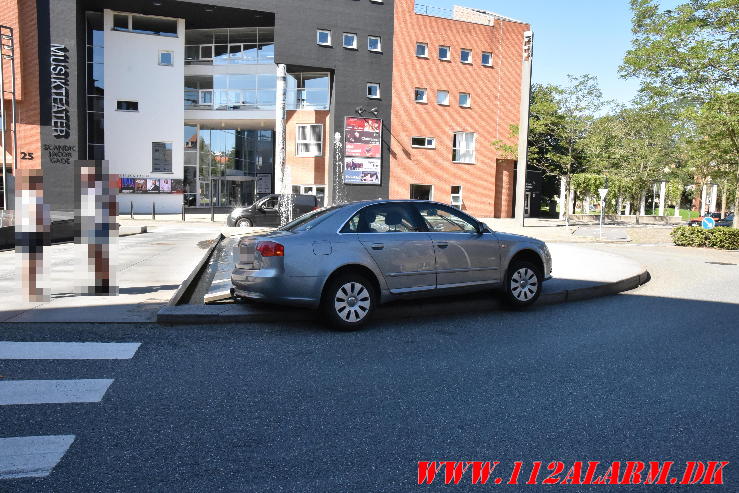 Audi blev presse ned i springvandet. Vedelsgade i Vejle. 04/09-2023. KL. 12:50.