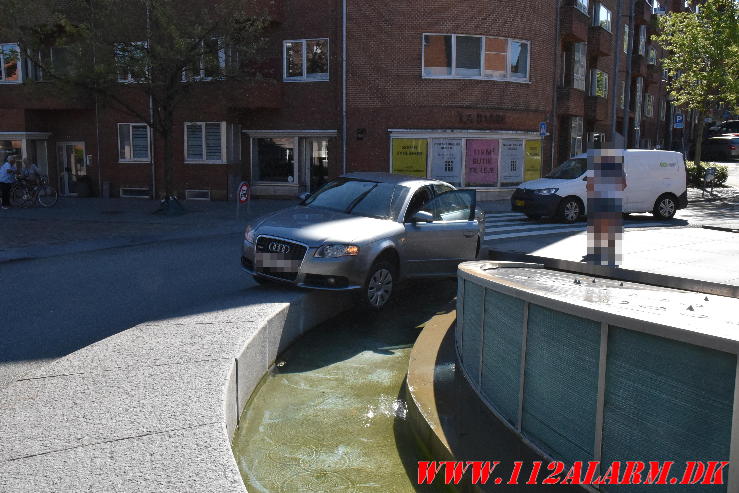 Audi blev presse ned i springvandet. Vedelsgade i Vejle. 04/09-2023. KL. 12:50.
