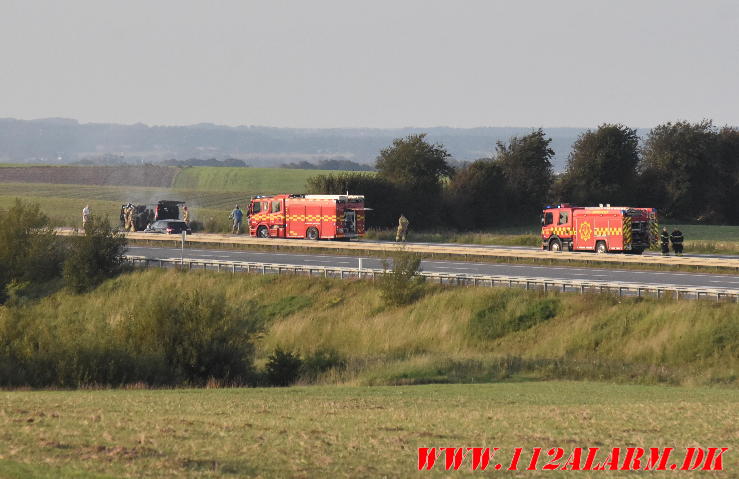 Bilbrand ved Lindved. Motorvejen i nordgående spor. 10/09-2023. Kl. 18:31.