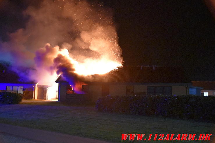 Voldsom villa brand. Skinbjerg i Jelling. 12/09-2023. Kl. 22:20.