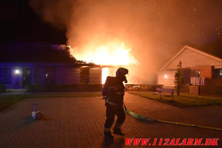 Voldsom villa brand. Skinbjerg i Jelling. 12/09-2023. Kl. 22:20.