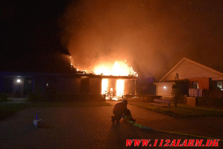 Voldsom villa brand. Skinbjerg i Jelling. 12/09-2023. Kl. 22:20.